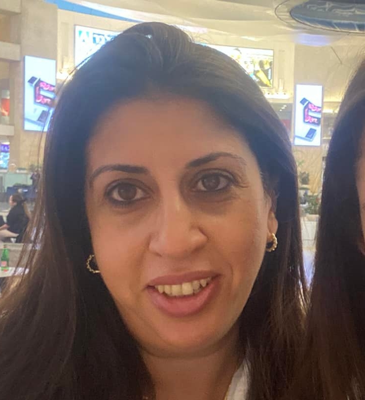 אסנת הלוי הרכבי גם פמיניסטית גם פוזלת וגם עם שיניים רקובות