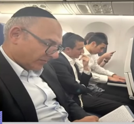 האיש שביקש מנריה קראוס להחליף מושב והיא לטענתה הושפלה כי יש לה כוס