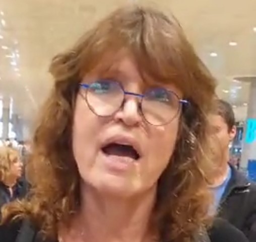 דלית שרגא הזנזונת שמלווה את אליעד שרגא לזיונים בחול