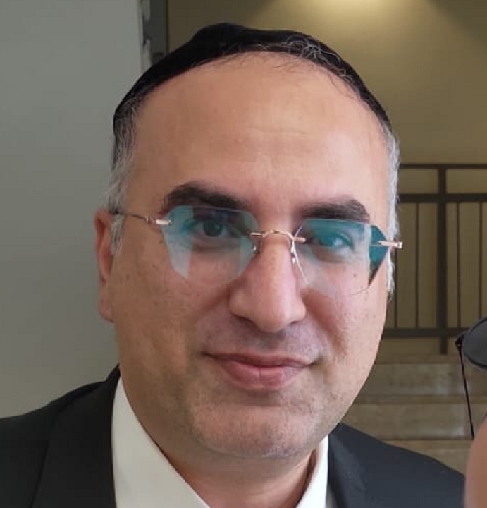 יונתן אליאס קוקסינל עם כיפה מזוהמת הסוגד לניחוחות הווגינה