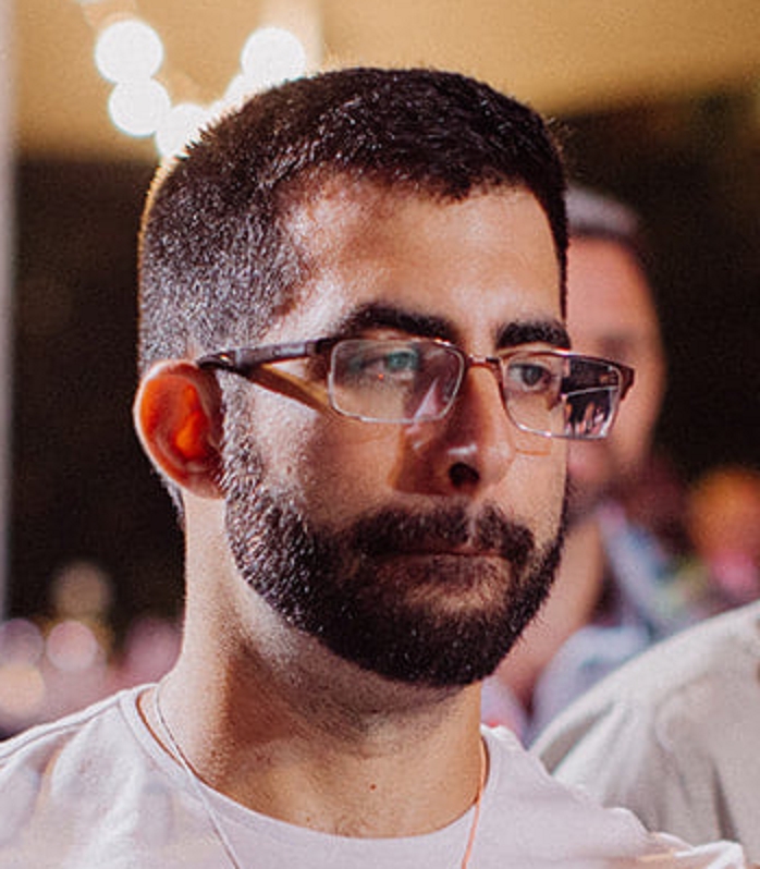 עומר עשת למד אנתרופולוגיה ועובד בכפיפות לקוקסי ארתור שני
