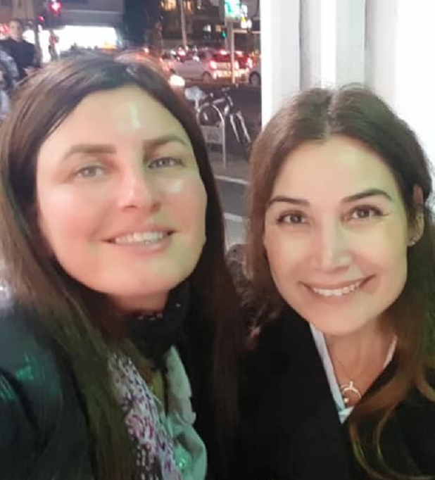 רומי קנבל מנהיגת הכת עם גרציה קשתי הסוגדת לה