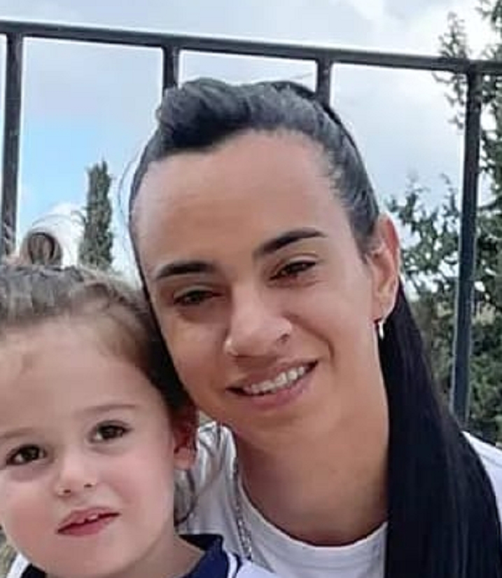 נטע בילו שוטרת מחולון בלי ציצים יוצאת לצוד בננות בלי מסיכות