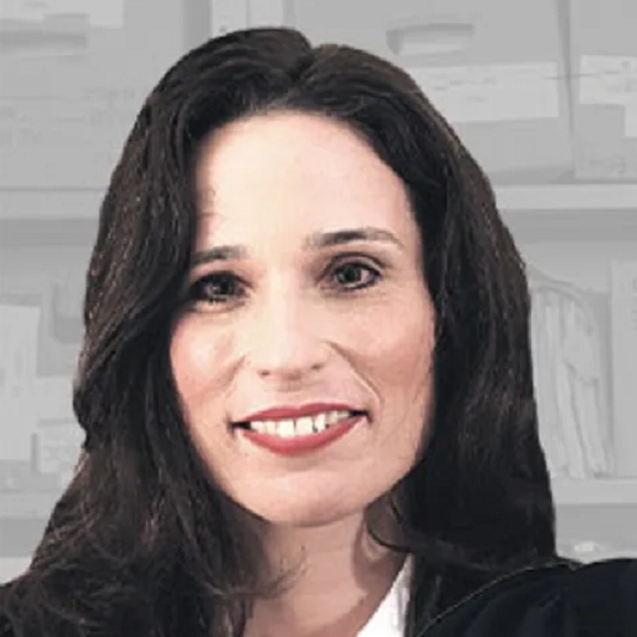 שלי אייזנברג נשיאת קן הצרעות הפמיניסטיות ביהמש למשפחה חיפה