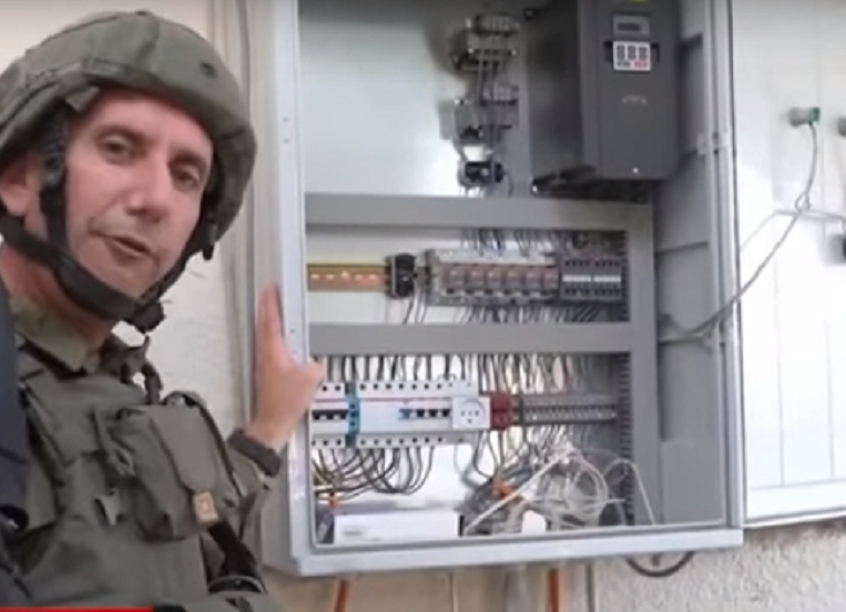 דניאל הגרי עם תמונת הניצחון ארון חשמל עם חוטים