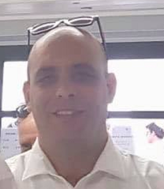 רמי בז'ה קוקסינל פמינאצי עם באט פלאג תקוע לו בתחת