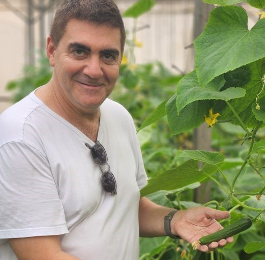 רון לוינטל מחזיק ירק דמוי דילדו ירוק ביד לאחר חרבות ברזל