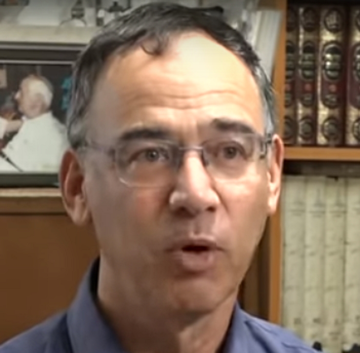 שי ניצן זה האיש שהגן על יחיא סינווא דאג לו ופינק אותו בכלא