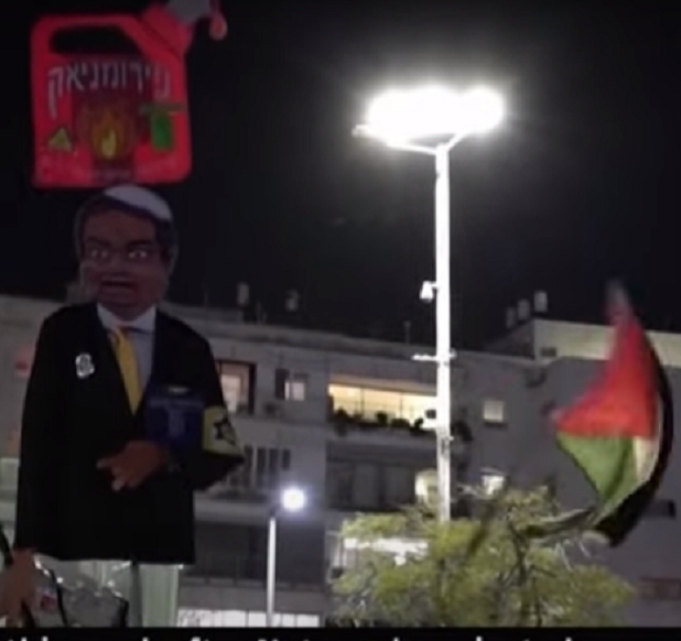 הפגנה בתל אביב שהשתתף בה נדב ארגמן במחאה נגד הדיקטטורה