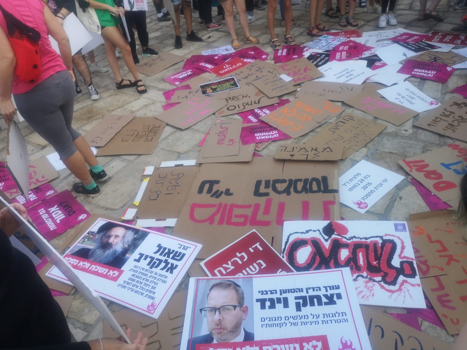 הפגנה של צעדת השרמוטות למען גרושות שלא רוצות לשלם שכר טרחה לעורכי הדין שלהם