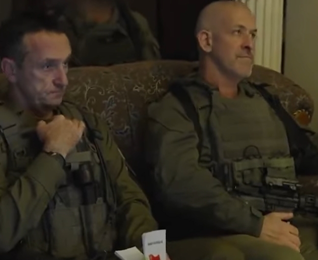 הרצי הלוי מגן על מדינת ישראל עם פנקס קטן