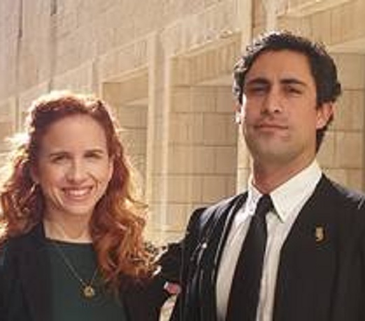 חגי קלעי המתמחה בזכויות קוקסינלים עם אחת הלקוחות סתיו שפיר