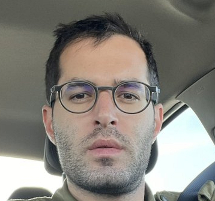יקי אדמקר אבא שלו הכניס את איציק וינד הביתה ואיציק זיין את האישה