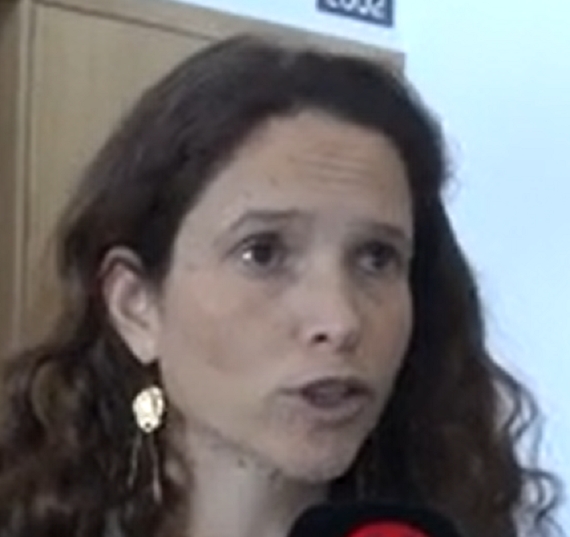 לבנת מלמד בולדוגית חמומת מוח שמתלוננת שמחפיצים לה כוס כאישה