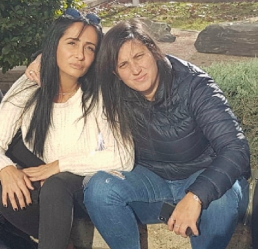 לי פולובינצ'יק מלכת בתי הבושת נראית בפוזה גברית רווית טסטוסטרון