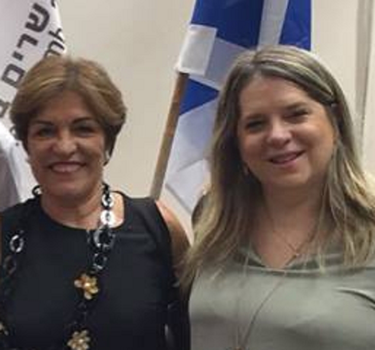 מימין דנה דרזנין ומשמאל תופרת התיקים רות לבהר שרון