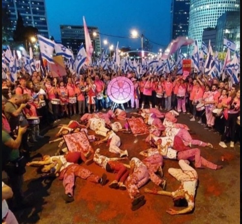 מיצג של שקמה ברסלר דם וגופות ברחובות תל אביב מול עזריאלי