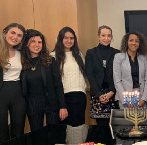 עובדות בקונסוליה הישראלית בשיקגו קן צרעות של מעלילניות שווא