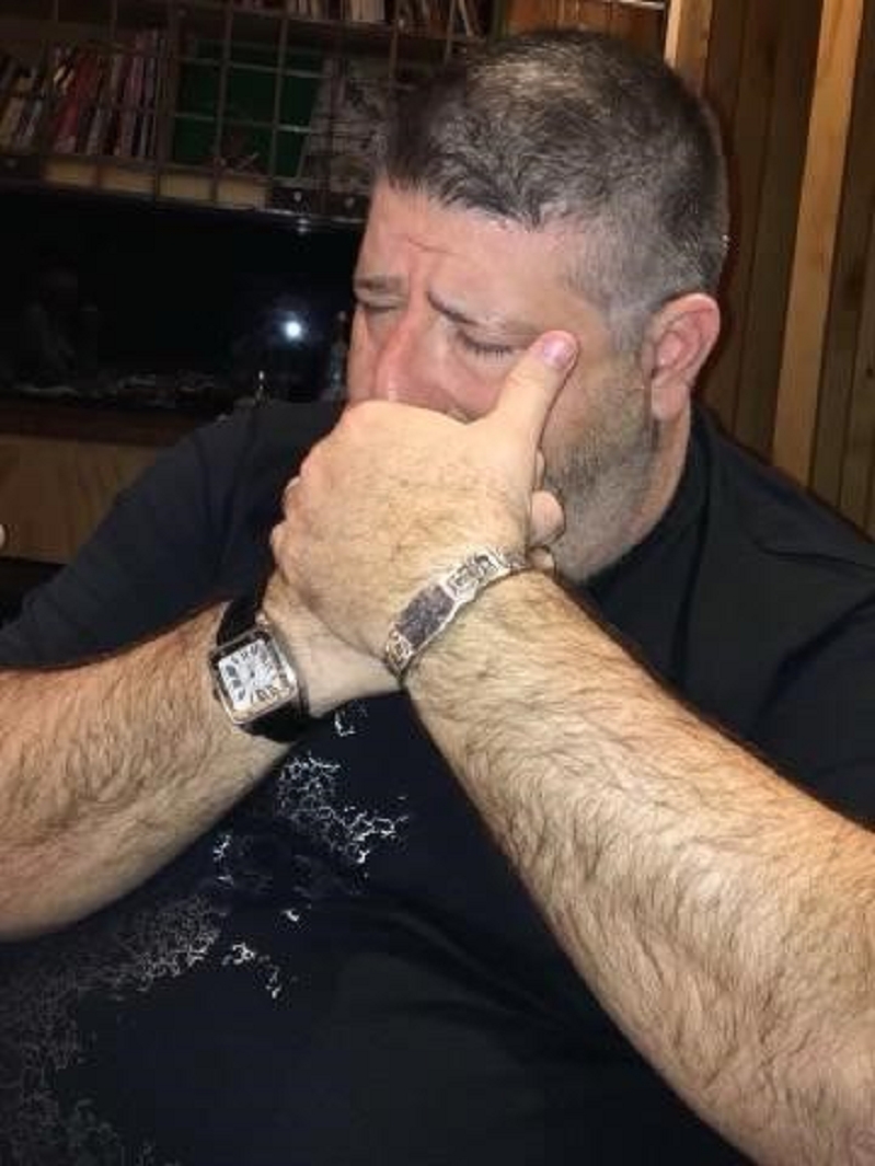 רני רהב מנקה את הגרון אחרי שבלע שפיך של ערן שלמה