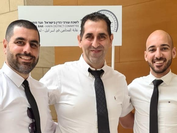 שאדי סרוג'י באמצע עם הצוות לייצוג מחבלי נוחבה 9-2023