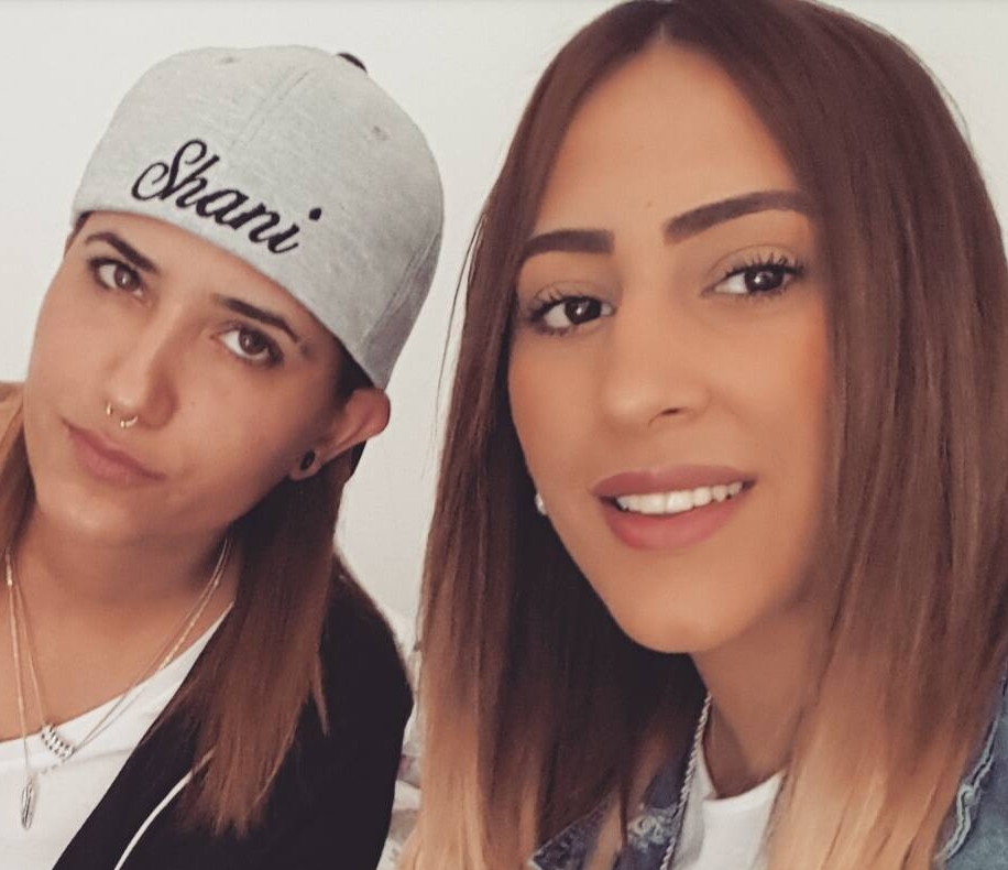 שי לי אלחרר לסבית מפעילת בית בושת מחפששת בוטשות שינענעו אותה