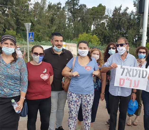 שמוליק בר זאנדאן מפגין עם עובדות סוציאליות מרחובות שהן רוצות כסף