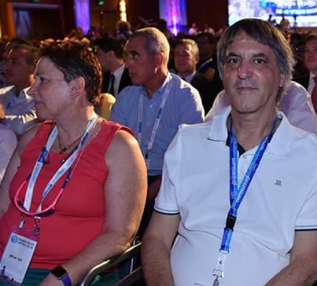 תמי אולמן יושבת כמו בטטה מסניפה את הגבריות הגועשת של אבי חימי