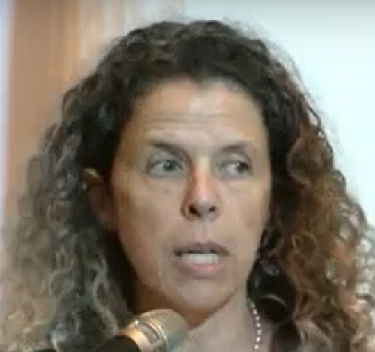 רני נויבואר מרוב פמיניזם הכוס שלה ממוגן מפני הפטריארכיה