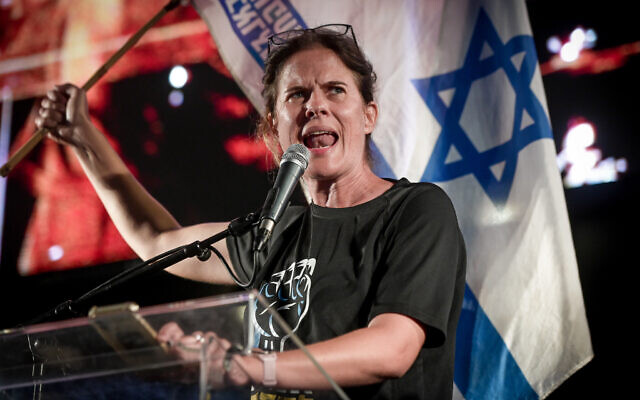 שקמה ברסלר מניפה את דגל ההפיכה המשפטית