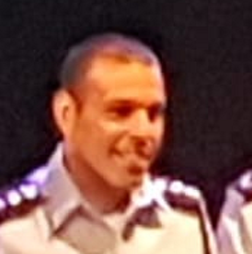 איתי שמואלי תופר תיקים כדי ללקק להדס קליין בטוסיק