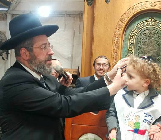 דוד לאו מטריד קטין חסר ישע עם מספריים