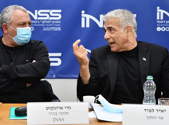 יאיר לפיד עם גדי אייזנקוט חוקר בכיר במכון למחדלי ביטחון לאומי INSS