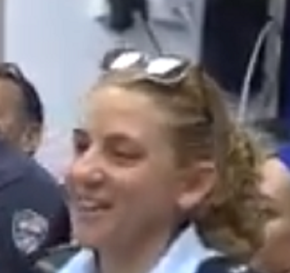 שוטרת חרמנית אוהבת פלירטים וחפוזים לצלילי המוזיקה
