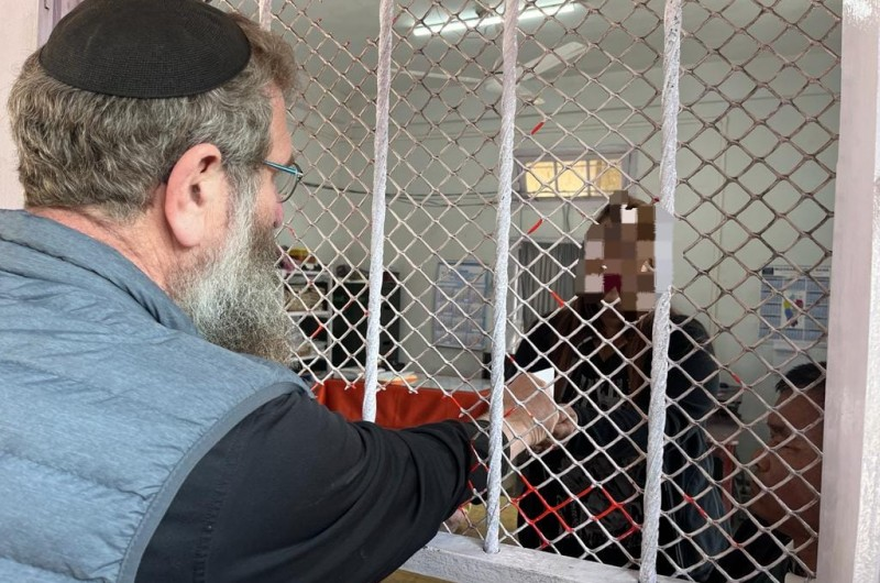 אליהו בינרבוים מטריד מינית אסירה הודית בבנגלדש