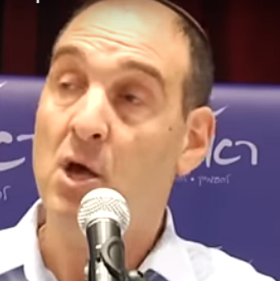ארנון הראל כדי לתפור את ארי הרו תפרו לו תיק של קושר קשר