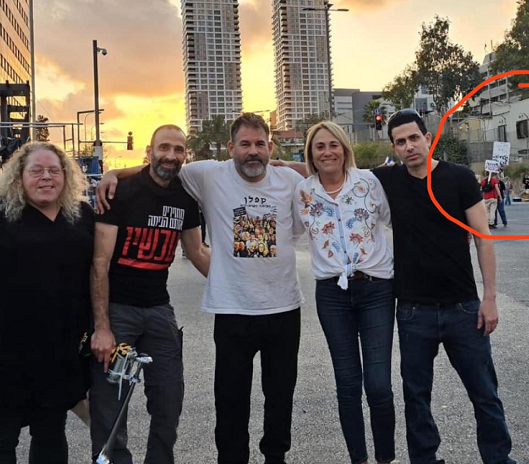הדס קליין עם חברים למחאת קפלן באורגזמה של הפגנות צ'ה גברה