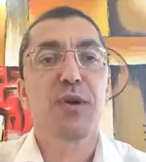 יהורם שקד פוער פה לקבל גאג מחברות הפמיניסטיות שלו