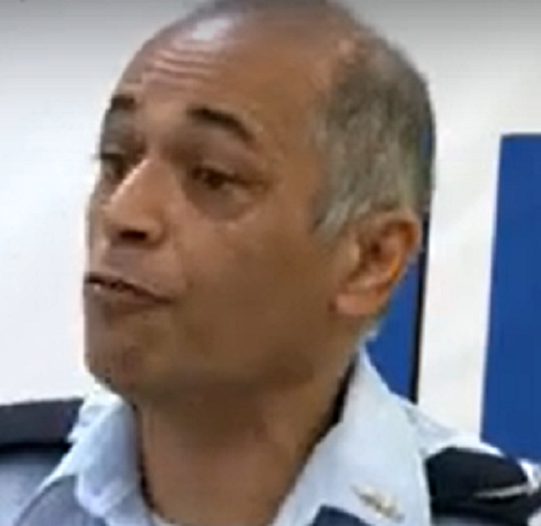 כורש ברנור שוטר שהסירחון מהתחת שלו מגיע עד טהרן
