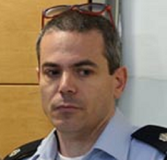 עודד אררה מפתה נחקרות בפוזות שמבליטות לו את הפופצ'יק
