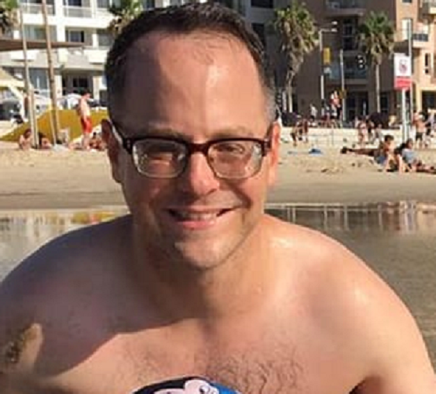 שי דורון הדובר להלבנת הפשיעה של דייני בתי הדין הרבני מתערטל בים