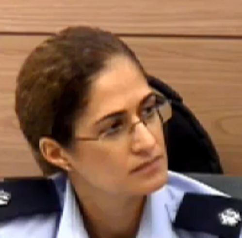 דקלה פוגל ברדה שוטרת במחלקת רוגלות והטמנת מיקרופונים בשושו