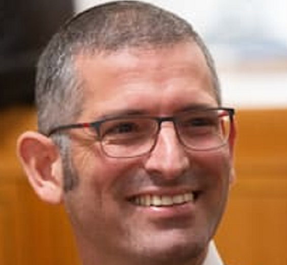 יצחק ברט פרקליט קוקסי ששונא הומואים ואוחצ'ות