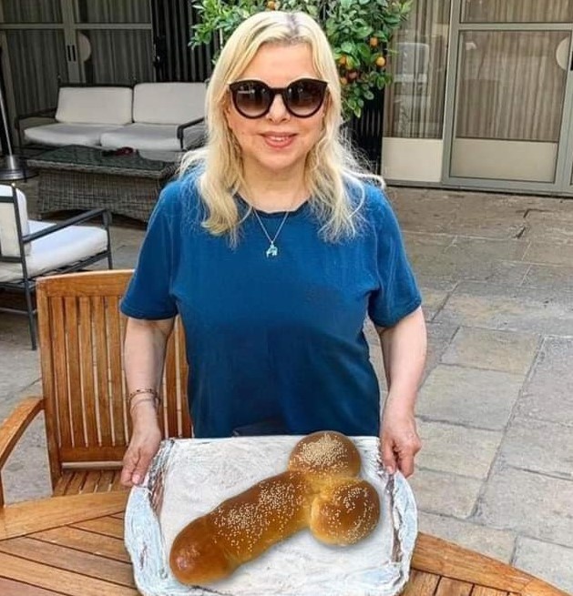 שרה נתניהו מציגה מאפה פרי ידיה חלה בצורת זין עם אשכים