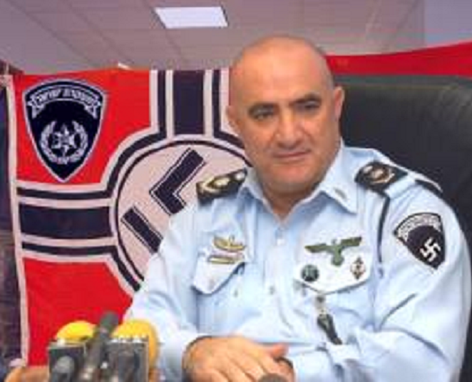 משה קראדי בתמונת פוטומונטאז' על ההתנהגות האלימה של המשטרה