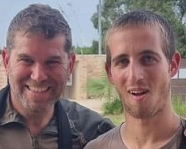 סער אופיר מימין