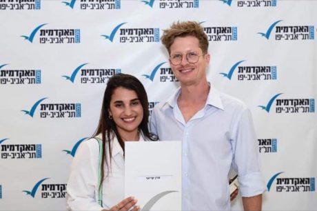 אורן (ויאן) בטקס קבלת תעודת סיום לימודים במדעי ההתנהגות