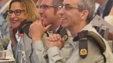 יפעת תומר ירושלמי עם חבריה הקוקסינלים מהפצריה למען הנוחבה