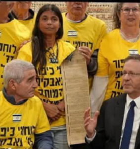בוז'י הנשיאה הקוקסינלית עם אייל יפה הדוחף זין בתחת של שוטרות