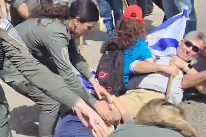מפגין כיפור 73 נגד פיטורי רונן בר על הרצפה