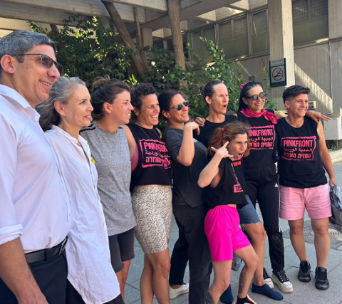 גבי לסקי עם נשות פינק פרונט לסביות ישראליות למען פלסטין והנוחבה